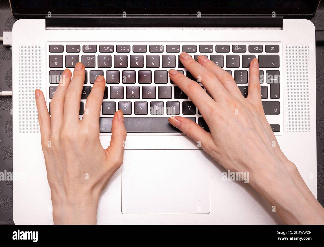 Weibliche Hände am Laptop Tastatur Stockfoto