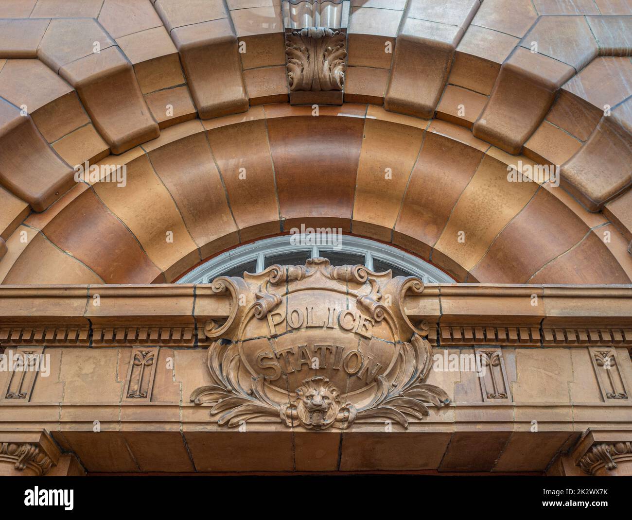 Restaurierter Steintürsturz der Whitworth Street Police Station, Teil der London Road Fire Station. Manchester. VEREINIGTES KÖNIGREICH Stockfoto