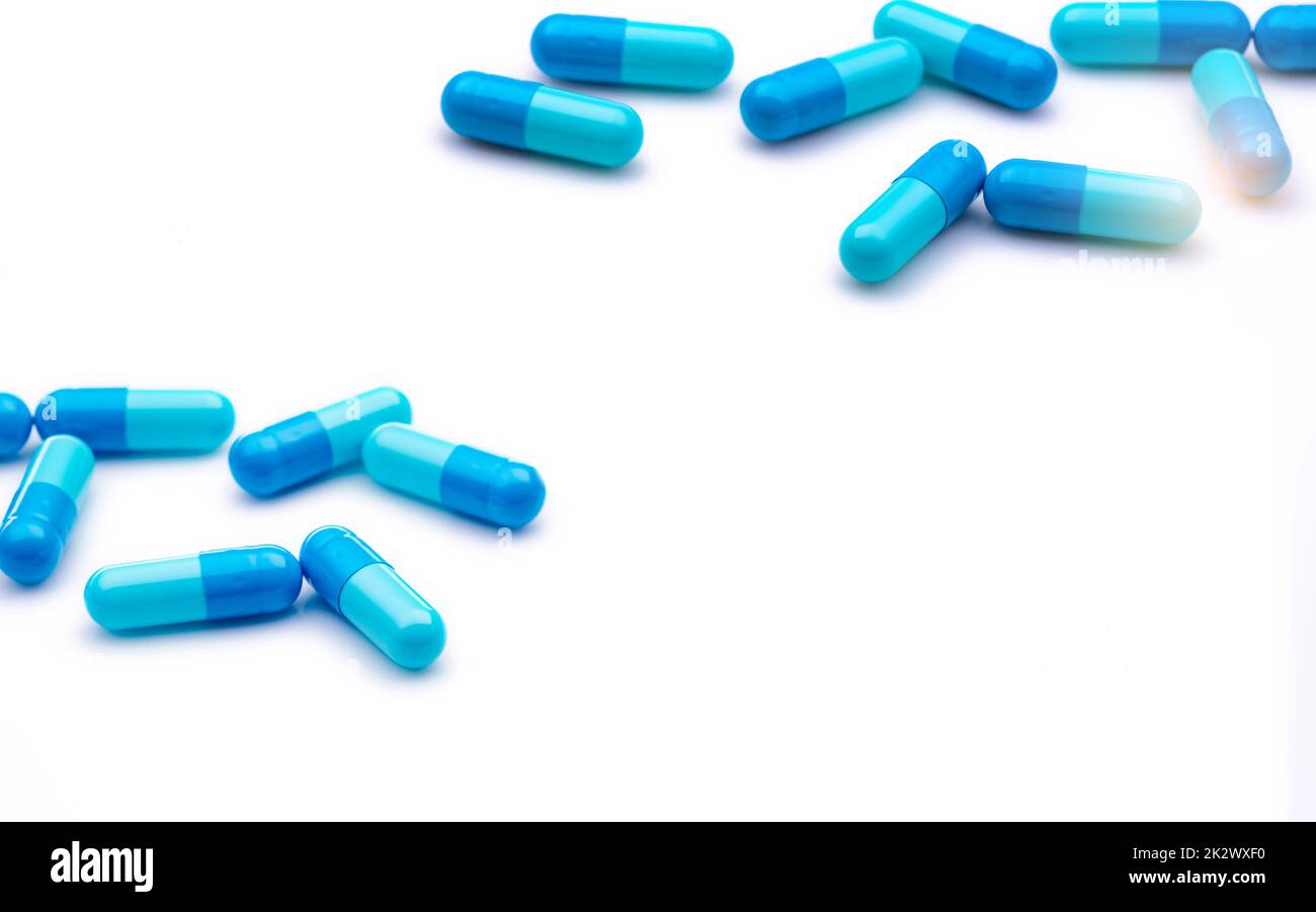 Blaue Antibiotikakapseln auf weißem Hintergrund. Verschreibungspflichtige Medikamente. Antibiotikaresistenz. Antimikrobielle Kapselpillen. Pharmazeutische Industrie. Gesundheitswesen und Medizin. Pharmazeutisches Produkt. Stockfoto