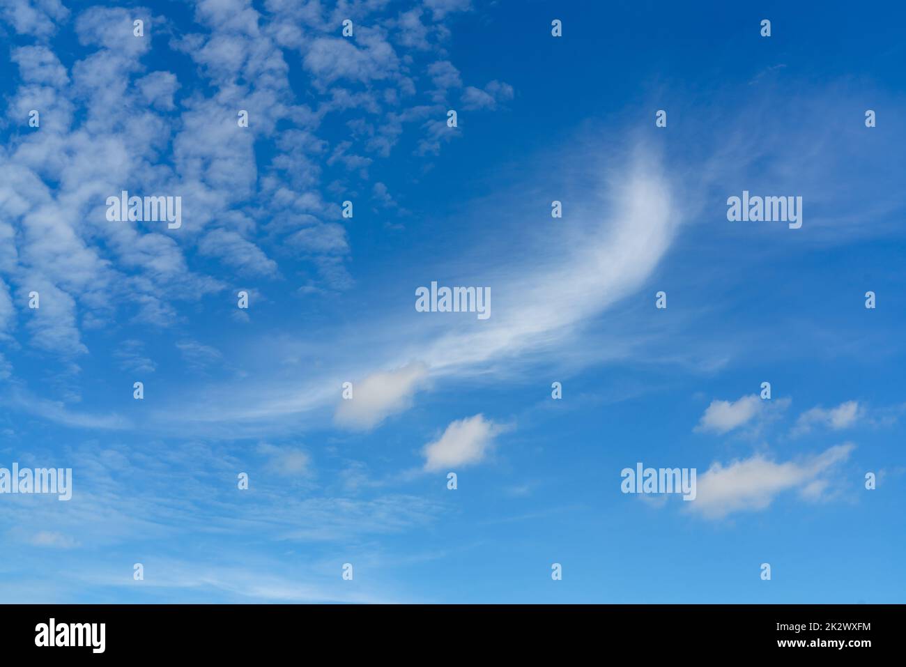 Wunderschöner blauer Sommerhimmel und weißer Cirrocumulus Wolken Hintergrund. Wolkenuntergrund. Blauer Himmel und flauschige weiße Wolken an einem sonnigen Tag. Schönes Wetter im Sommer. Schönheit in der Natur. Sommersonnenhimmel. Stockfoto