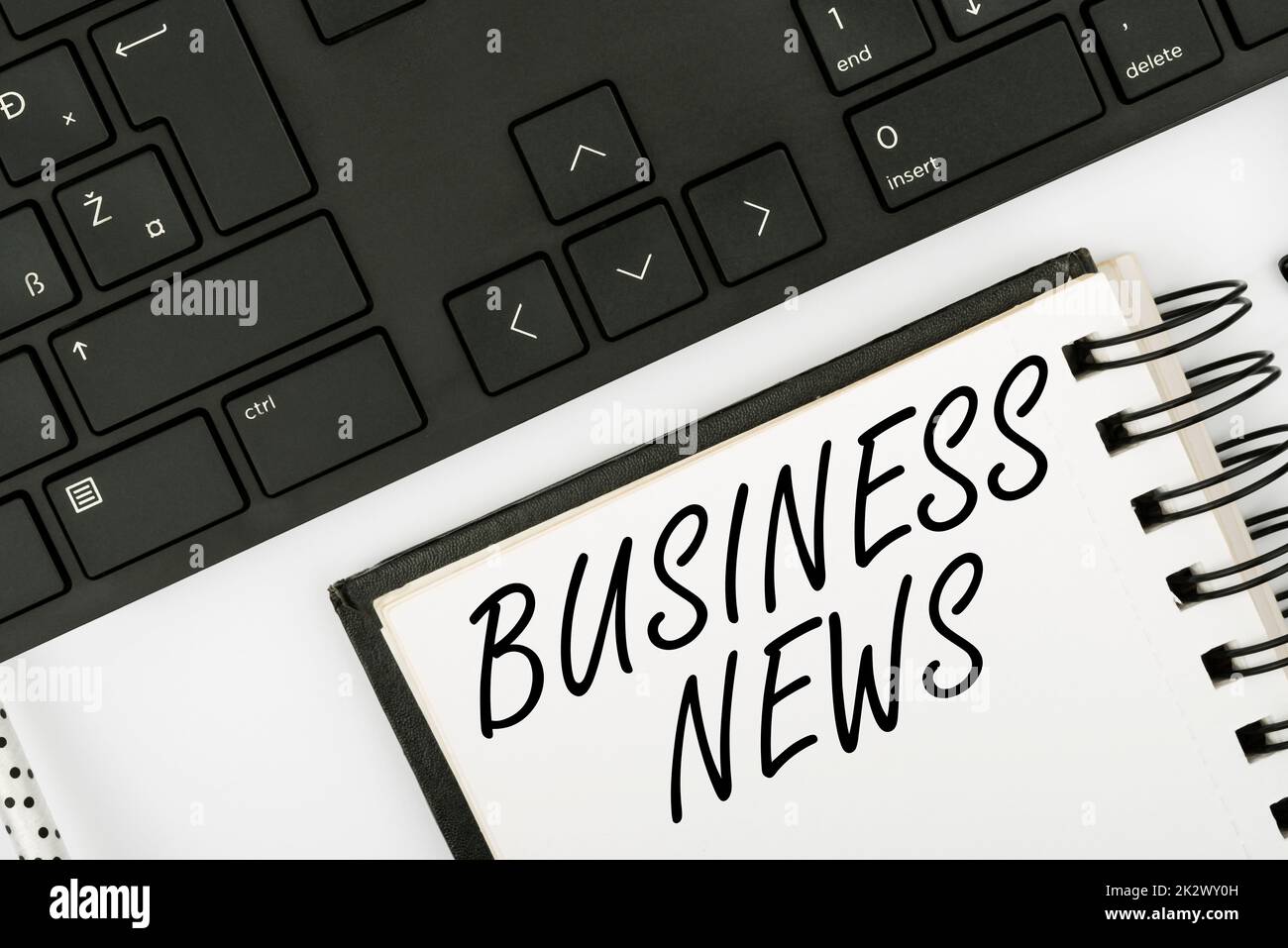 Konzeptdarstellung Business News. Geschäftsidee kommerzielle Bekanntmachung Handelsbericht Marktaktualisierung Corporate Insight Computertastatur und Symbol.Informationsmedium für Kommunikation. Stockfoto