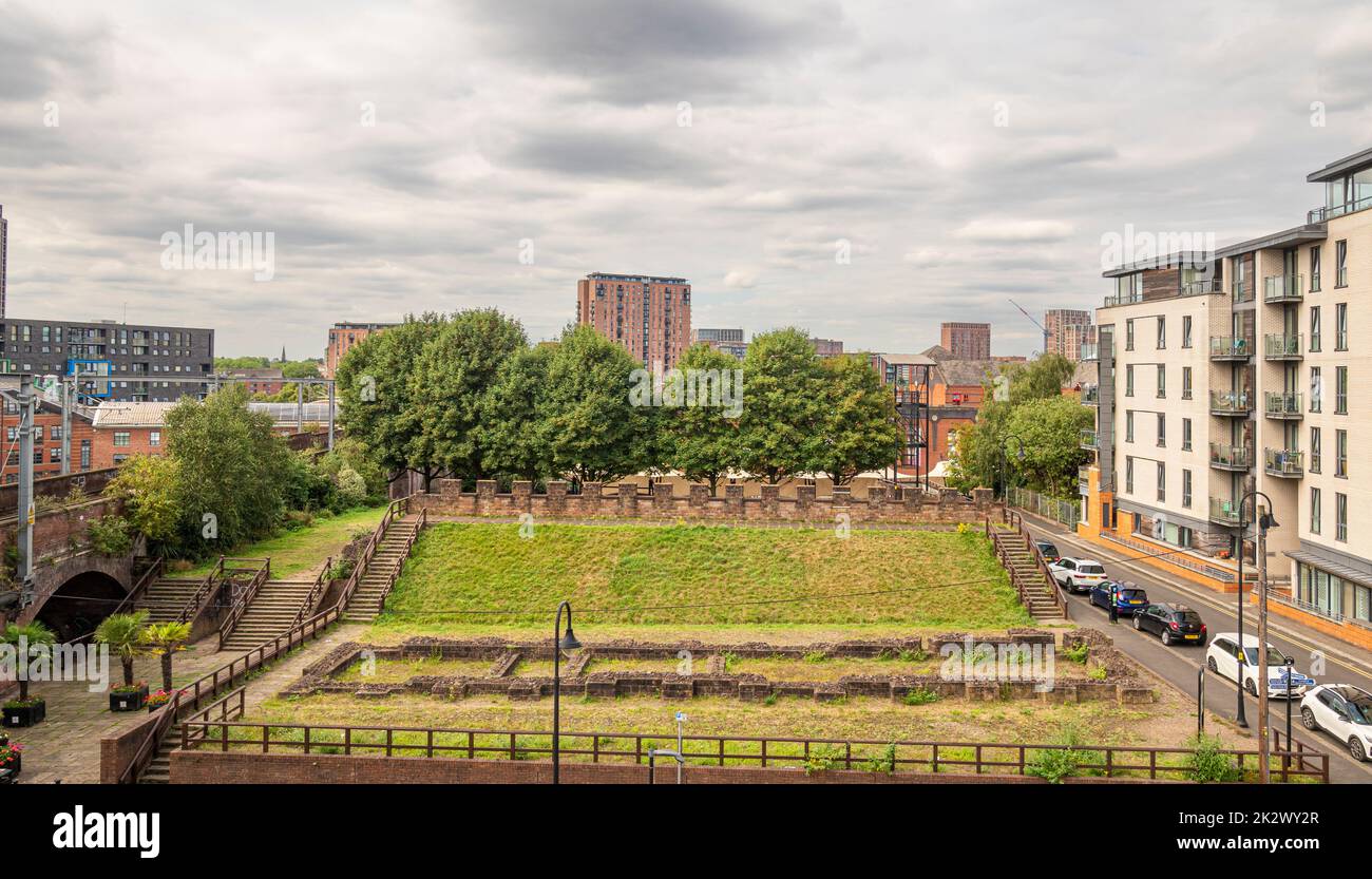 Elvierter Blick auf die westliche Mauer und die Überreste des römischen Granaries im Castlefield-Gebiet von Manchester. VEREINIGTES KÖNIGREICH Stockfoto