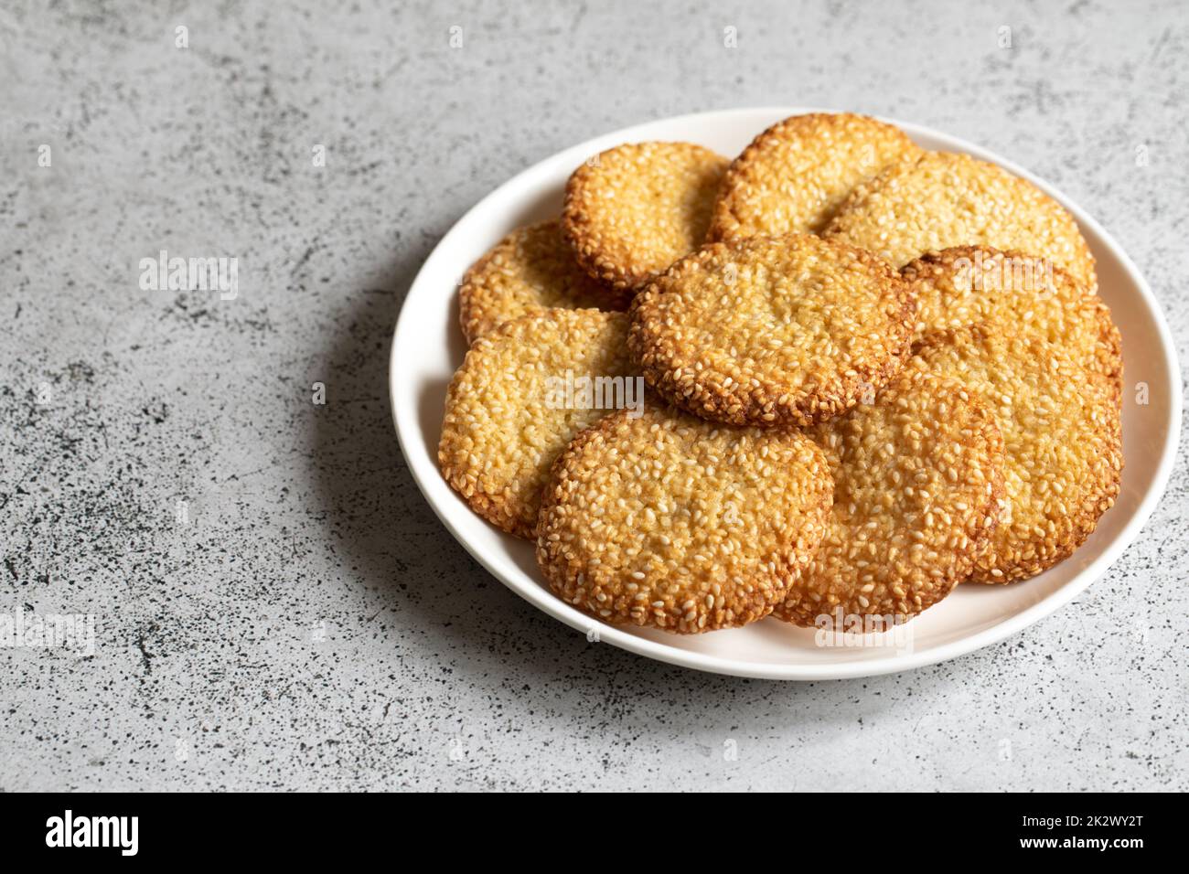 Sesamkekse aus dem Nahen Osten in einem Stapel. Hausgemachte Kekse mit Sesam Stockfoto