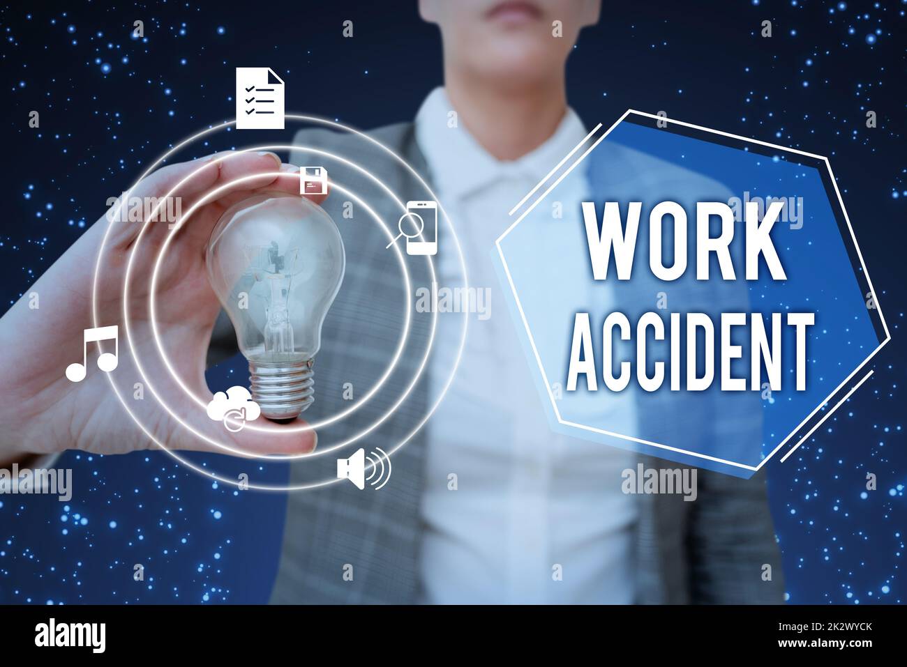 Textbeschriftung mit Arbeitsunfall. Ein Beispiel für einen Fehler im Geschäft: Eine Verletzung am Arbeitsplatz. Eine verletzte Frau im Anzug, die eine Glühbirne hält, die innovatives Denken repräsentiert. Stockfoto