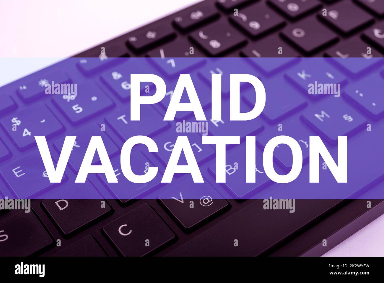 Textzeichen mit bezahltem Urlaub. Konzept bedeutet Sabbatical Weekend Off Holiday Time Vorteile Computertastatur und Symbol. Informationsmedium für Kommunikation. Stockfoto