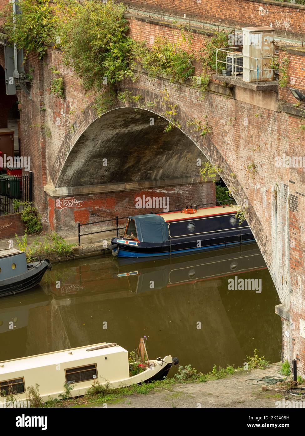 Vertäute schmale Boote auf dem Bridgewater-Kanal. Manchester. Stockfoto