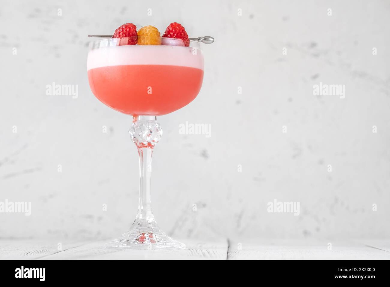 Der Clover Club Cocktail garniert mit Himbeeren Stockfoto