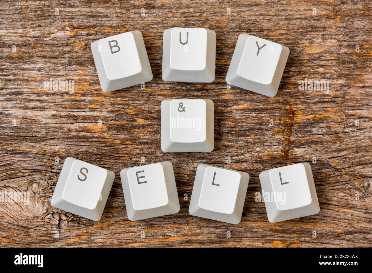 Computertastaturtasten, die Wörter ZUM KAUFEN UND VERKAUFEN buchstabieren Stockfoto