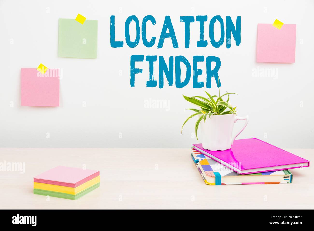 Inspiration mit dem Schild „Location Finder“. Ein Wort, das auf Einem Service geschrieben wurde, der die Adresse eines ausgewählten Ortes sucht, aufräumen des Arbeitsbereichs, Schreiben von Schreibtischwerkzeugen, Ausstattung, intelligentes Büro Stockfoto