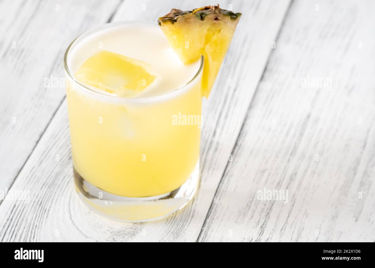 Island Oasis Cocktail garniert mit Ananaskeil Stockfoto