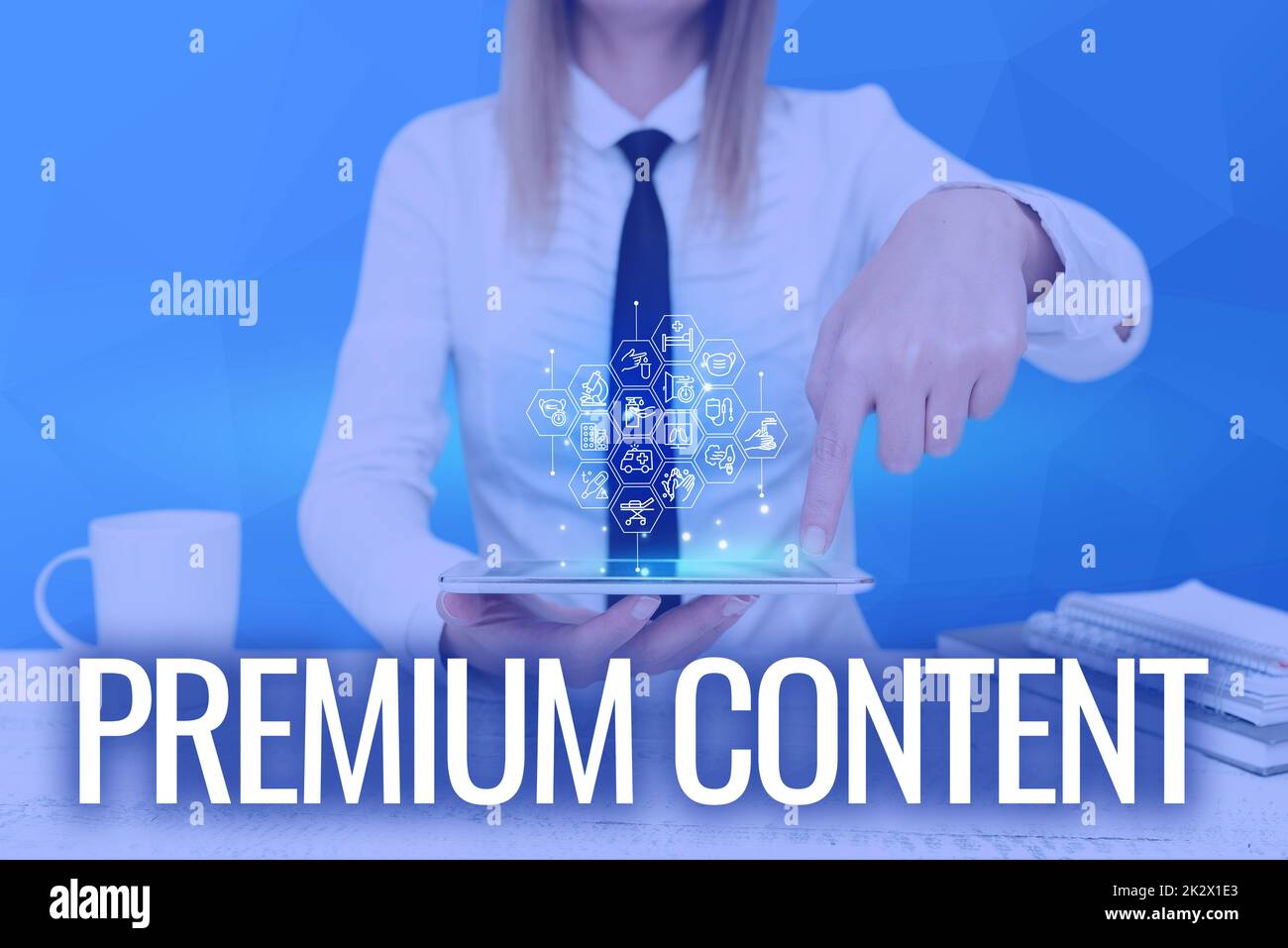 Schild, das Premium-Inhalte anzeigt. Geschäftsansatz höhere Qualität oder wünschenswerter als kostenlose Inhalte Lady Press Bildschirm des Mobiltelefons mit futuristischer Technologie Stockfoto