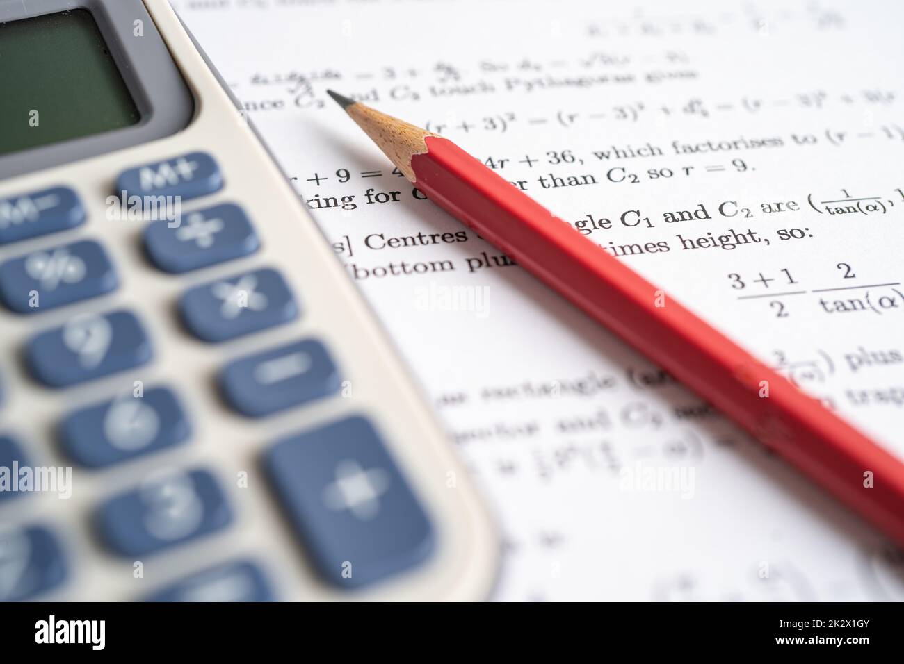 Bleistift auf mathematischer Formel Übung Testpapier in der Bildungsschule. Stockfoto