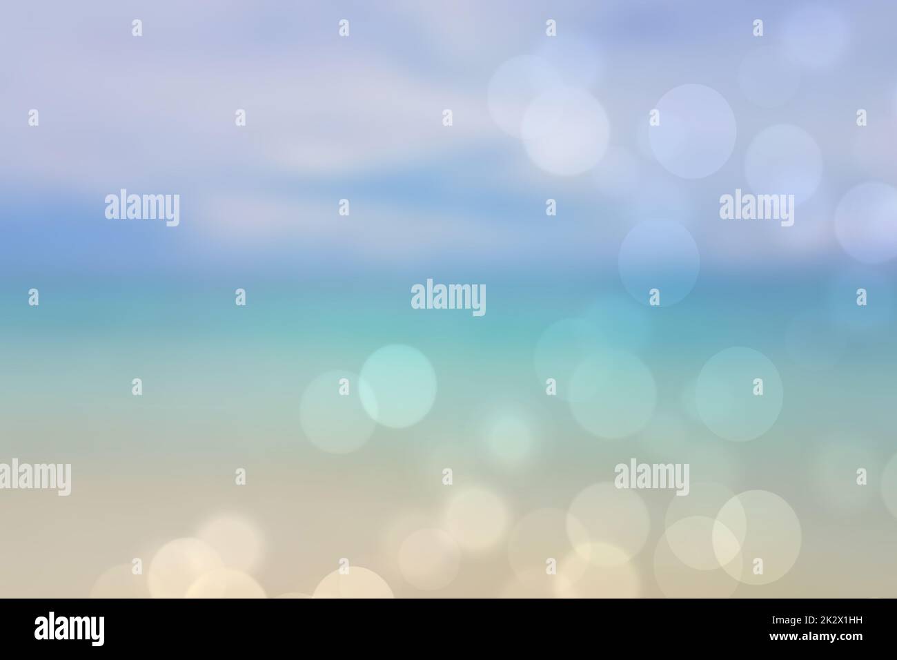 Abstrakter Meereshintergrund. Abstrakt tropischen Sandstrand Sommer Strand Hintergrund mit Bokeh Lichter auf hellblauen Himmel und Sonne. Schöne Textur. Platz. Stockfoto