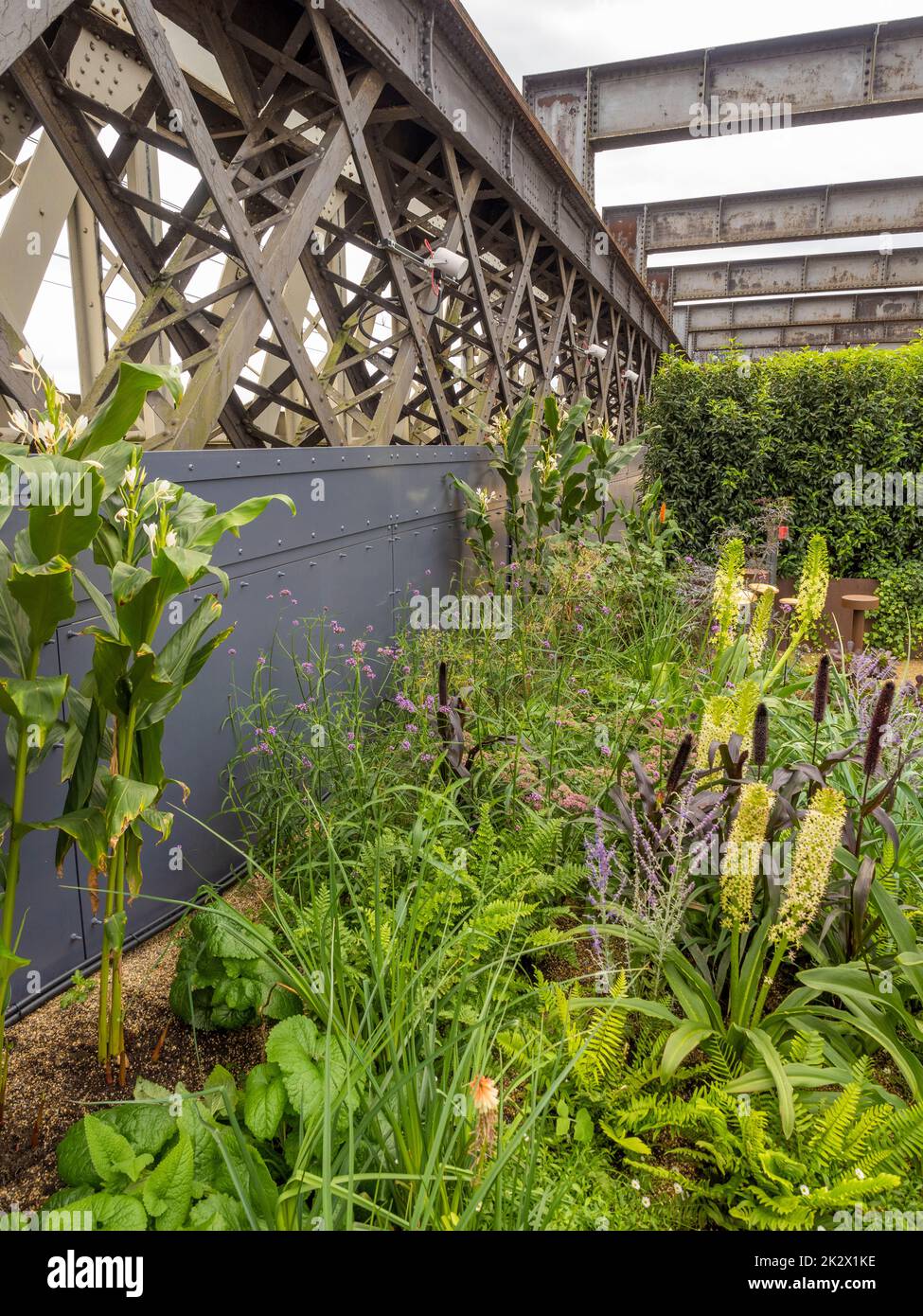 Moderne Blumengrenze auf einem neu entwickelten Abschnitt des Viadukts von Castlefield. Manchester, Großbritannien Stockfoto