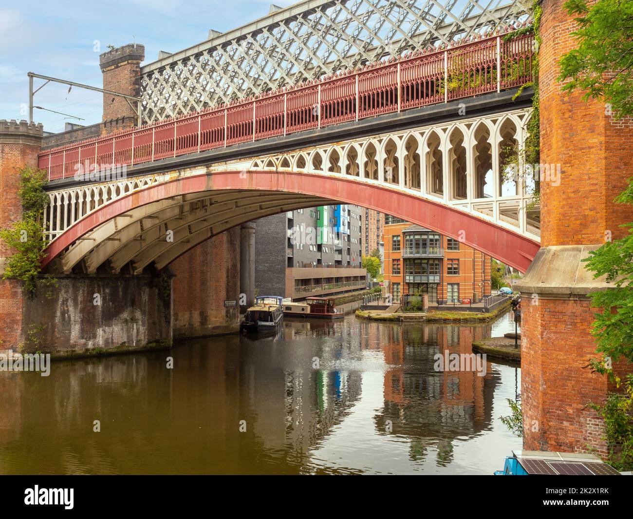 Bridgewater-Kanal mit Eisenbahnbrücke. Manchester. VEREINIGTES KÖNIGREICH Stockfoto