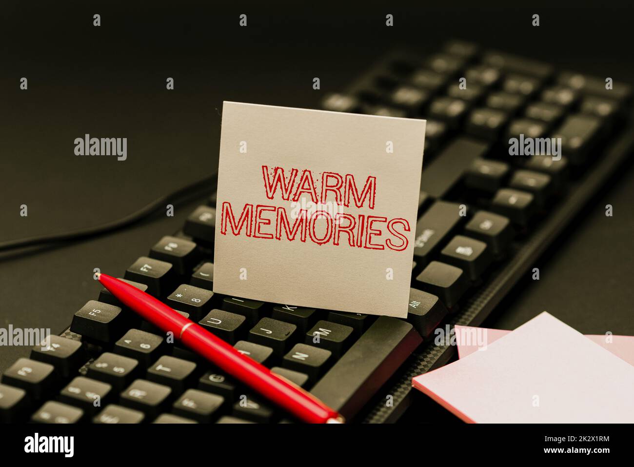 Inspiration zeigt Zeichen warme Erinnerungen. Geschäftsidee Warm Memories Schriftgeschriebene Dokumente online veröffentlichen, langfristigen Vertrag eingeben Stockfoto