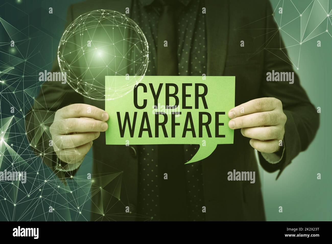 Konzeptunterschrift Cyber Warfare. Konzeptfoto Virtual war Hackers System Attacks Digital Dieb Stalker Geschäftsmann in Anzug hält Papier für globales innovatives Denken. Stockfoto