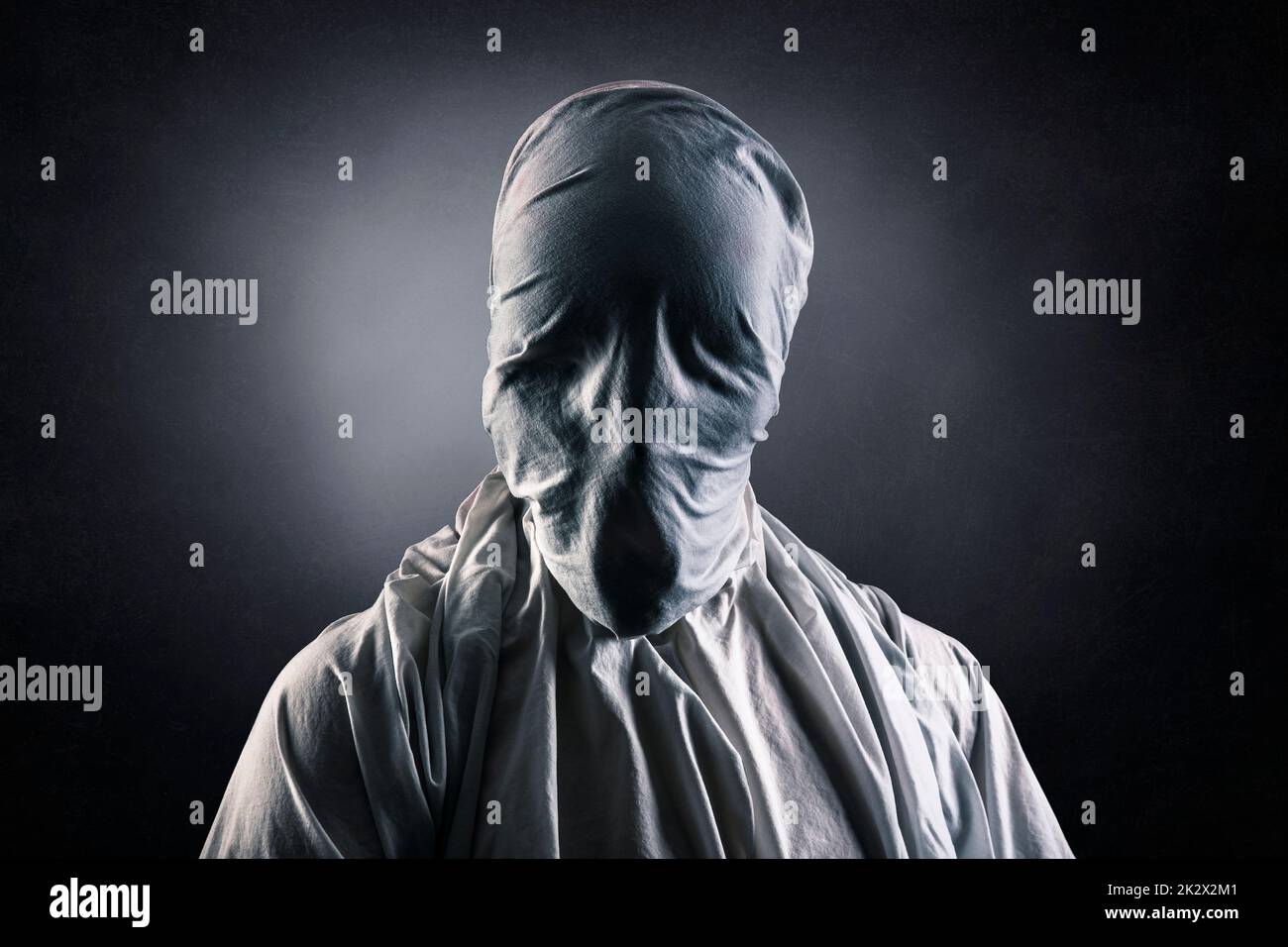 Porträt eines gruseligen Gespenstes auf dunklem nebligen Hintergrund Stockfoto