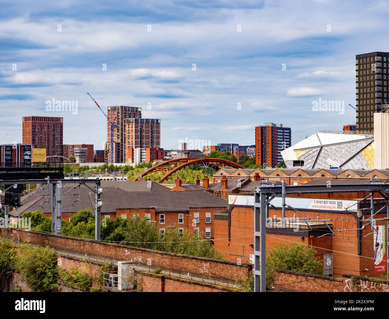 Erhöhter Blick auf das Castlefield-Gebiet von Manchester an sonnigen Tagen im Sommer. VEREINIGTES KÖNIGREICH Stockfoto