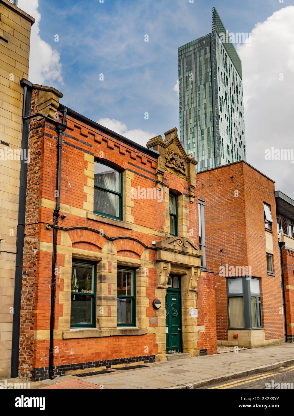 Viktorianische Apartments in der Bridgewater Street mit dem modernen Beetham Tower in der Ferne. Manchester. VEREINIGTES KÖNIGREICH. Stockfoto