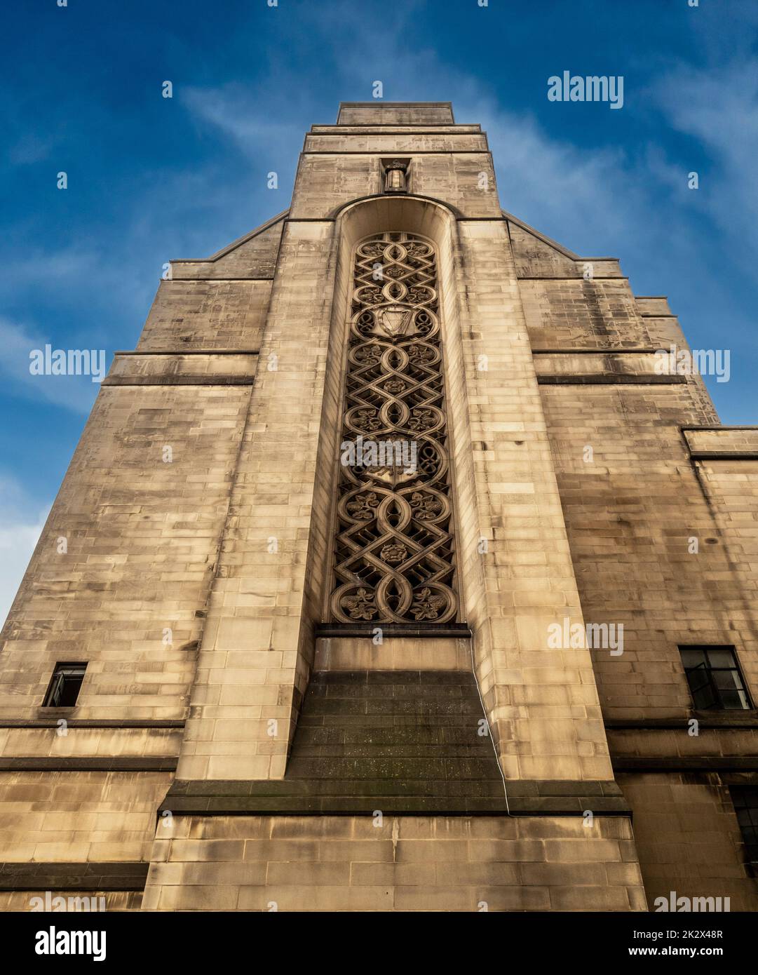 Erweiterung des Rathauses aufwendige geometrisch gezeichnete Fenster. Aufnahme vom Boden aus mit Blick nach oben. Manchester. VEREINIGTES KÖNIGREICH Stockfoto