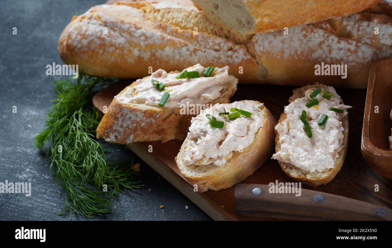 Französisches Baguette mit oder Sandwiches mit geräuchertem Lachs und Pastete oder Mousse mit Frischkäse Stockfoto