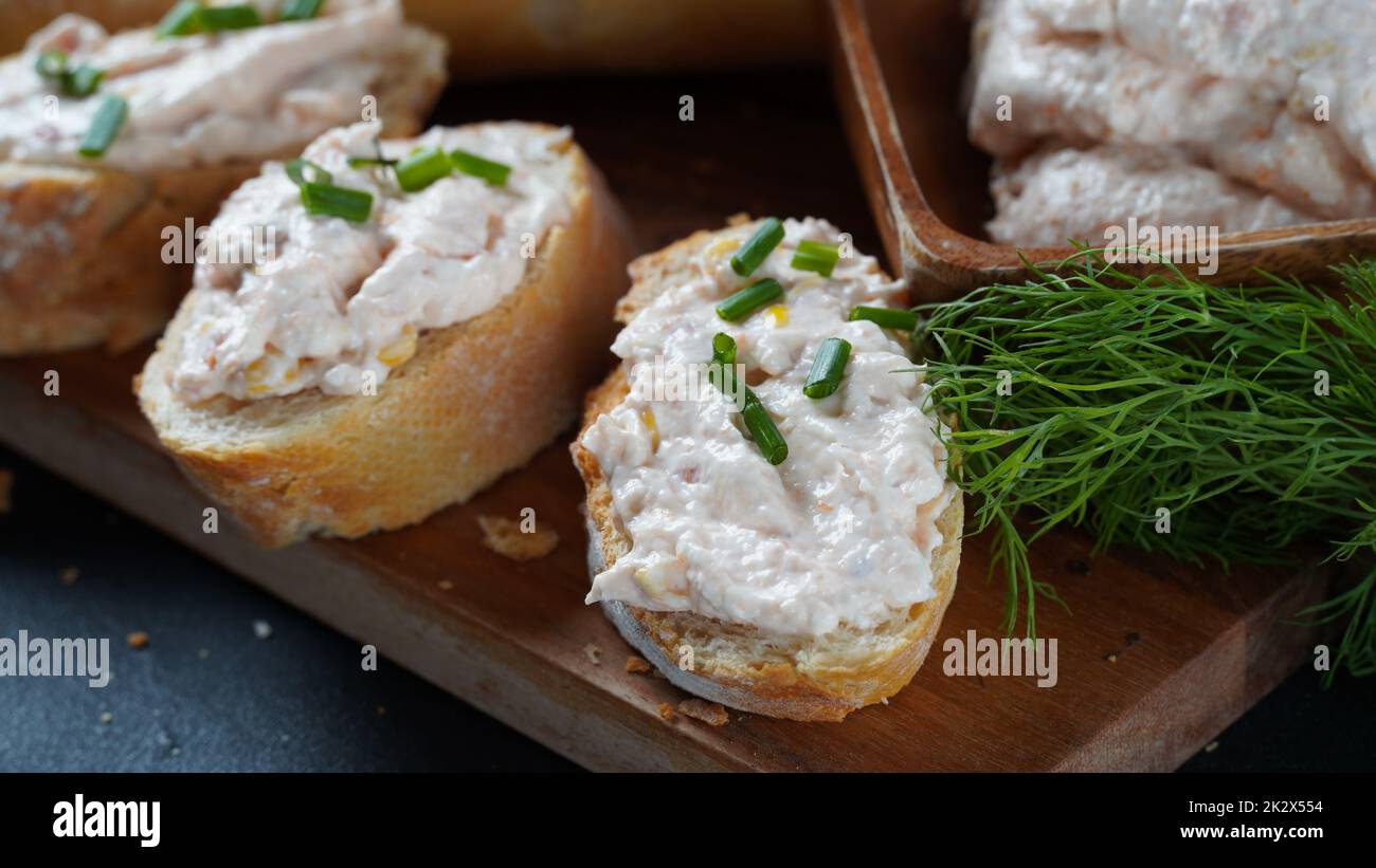 Französisches Baguette mit oder Sandwiches mit geräuchertem Lachs und Pastete oder Mousse mit Frischkäse Stockfoto