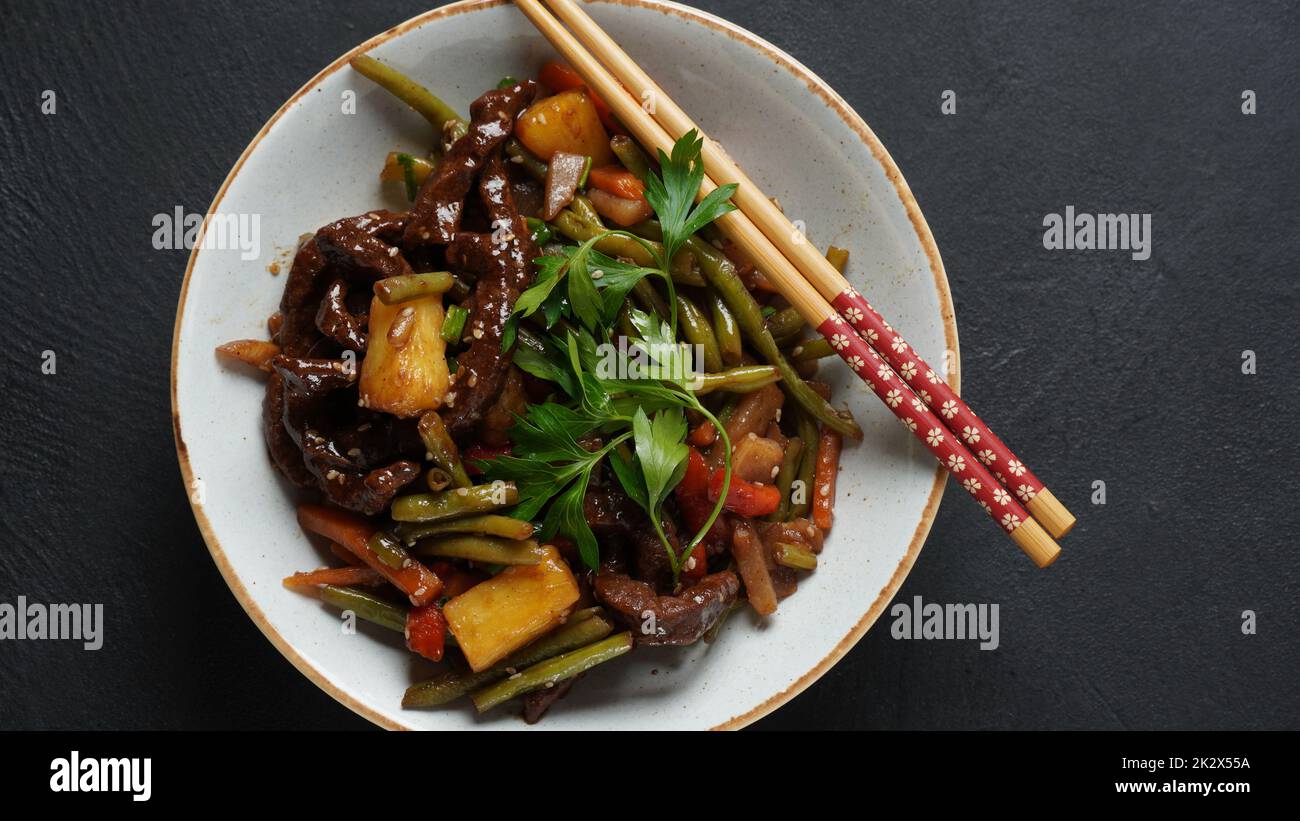 Farbenfrohes, gebratenes Gemüse im asiatischen Stil. Asiatische vegetarische süße und saure Mischgemüse Delikatesse. Stockfoto