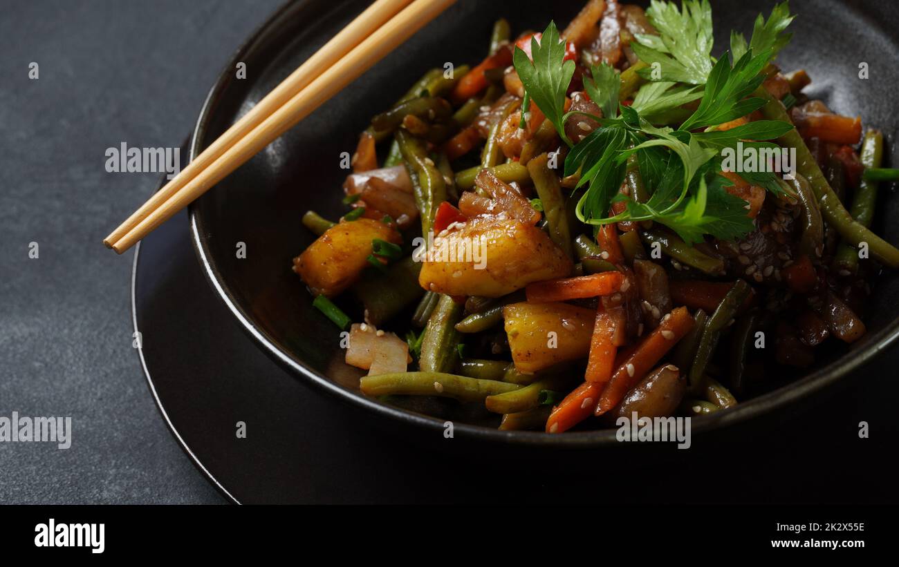 Farbenfrohes, gebratenes Gemüse im asiatischen Stil. Asiatische vegetarische süße und saure Mischgemüse Delikatesse. Stockfoto