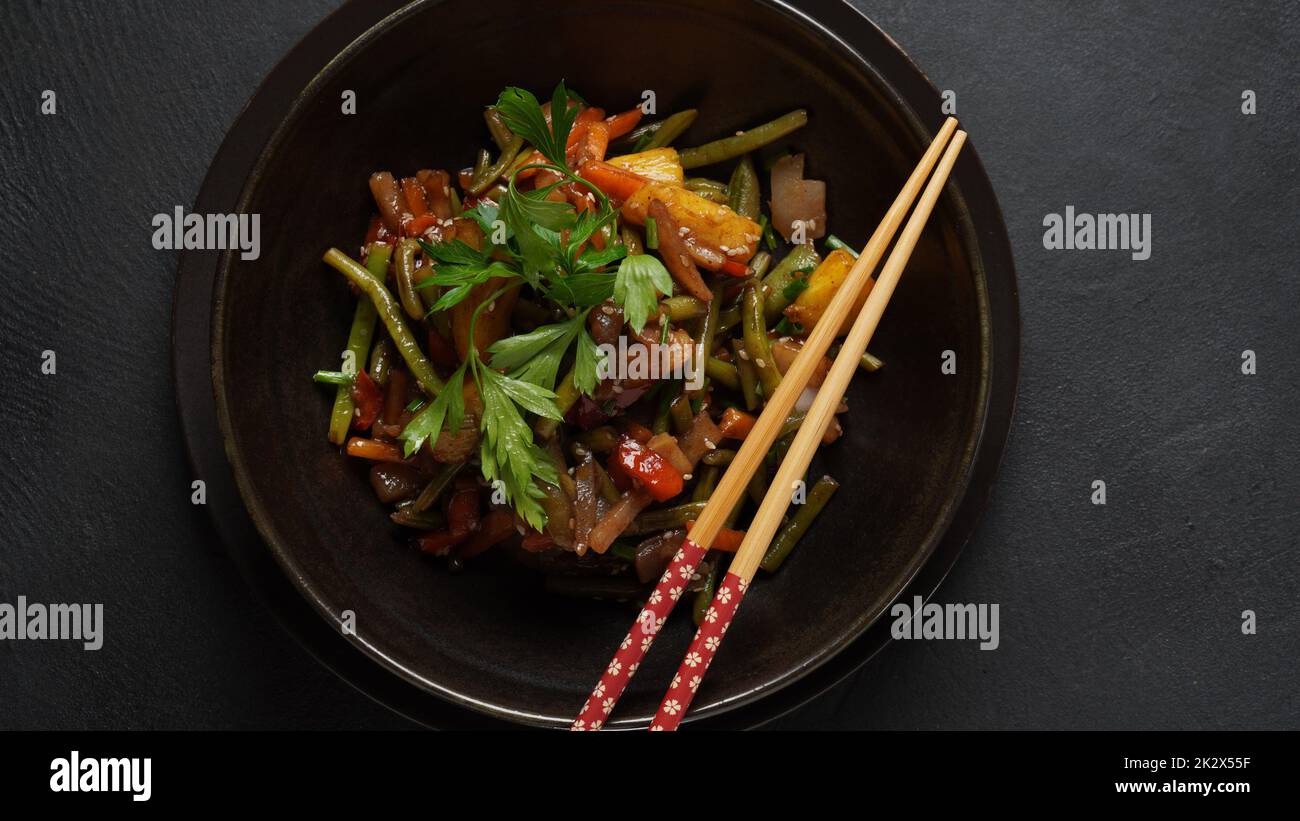 Farbenfrohes, gebratenes Gemüse im asiatischen Stil. Asiatische vegetarische süße und saure Mischgemüse Delikatesse. Stockfoto