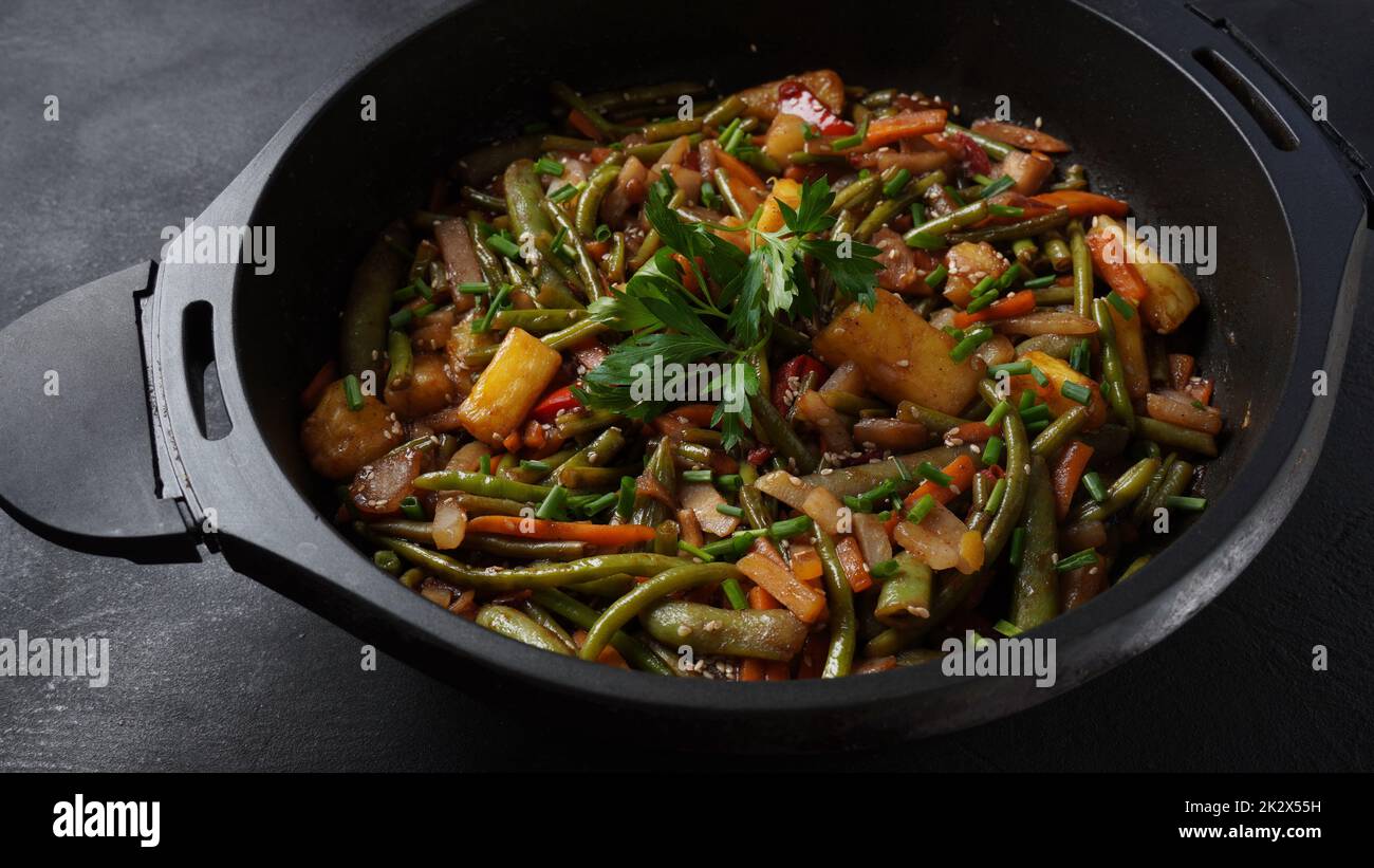 Farbenfrohes, gebratenes Gemüse im asiatischen Stil. Asiatische vegetarische süße und saure Mischgemüse Delikatesse. Stockfoto