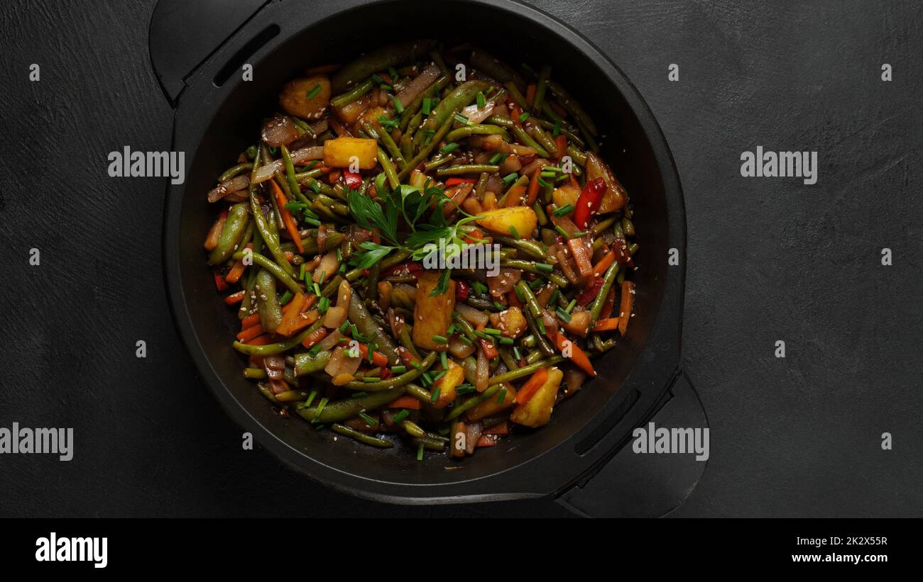 Farbenfrohes, gebratenes Gemüse im asiatischen Stil. Asiatische vegetarische süße und saure Mischgemüse Delikatesse. Stockfoto