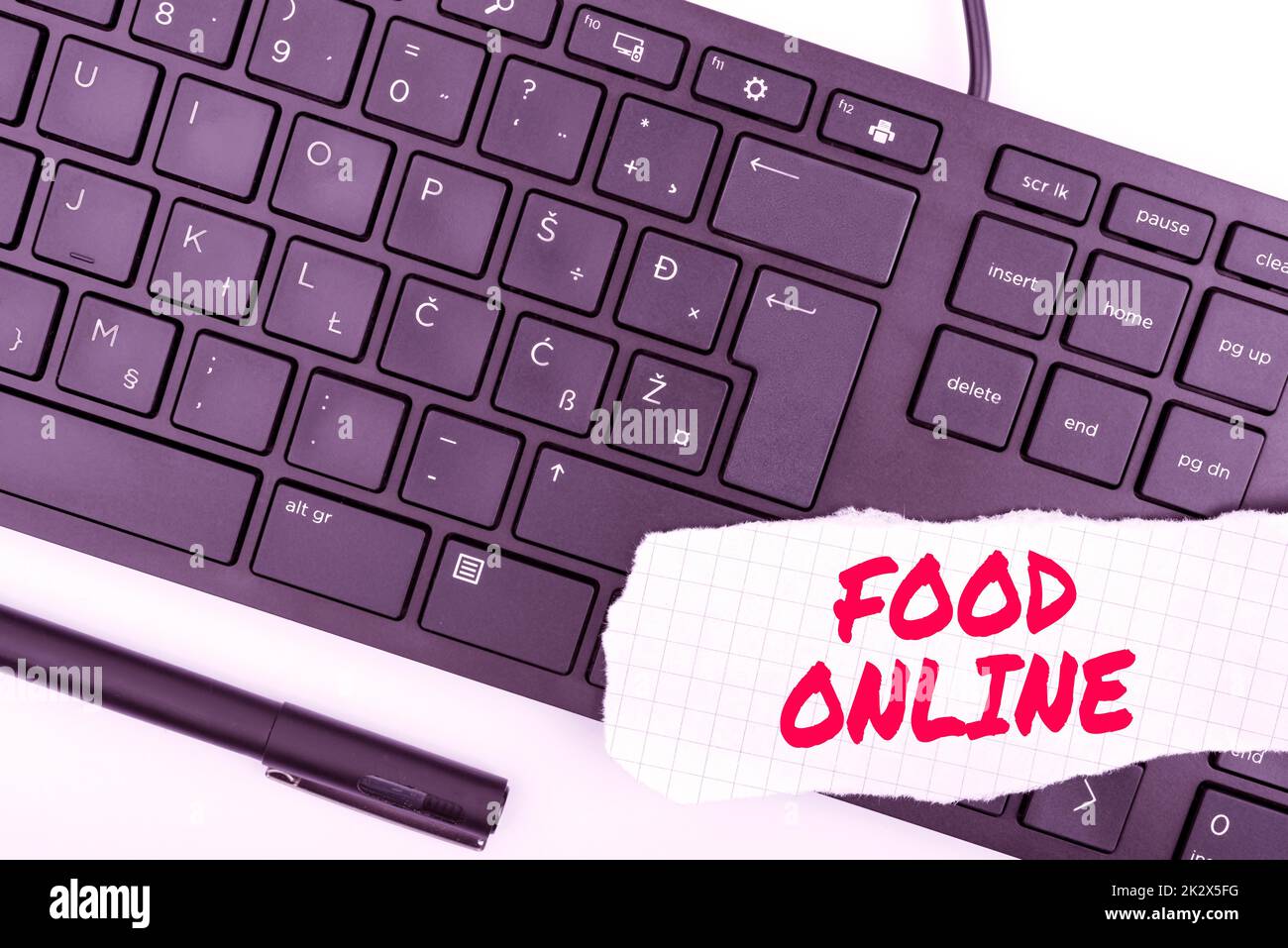 Textzeichen mit „Food Online“. Geschäftsansatz, der über eine Telefon-App oder eine Website nach etwas zu essen fragt. Computertastatur und Symbol. Informationsmedium für die Kommunikation. Stockfoto