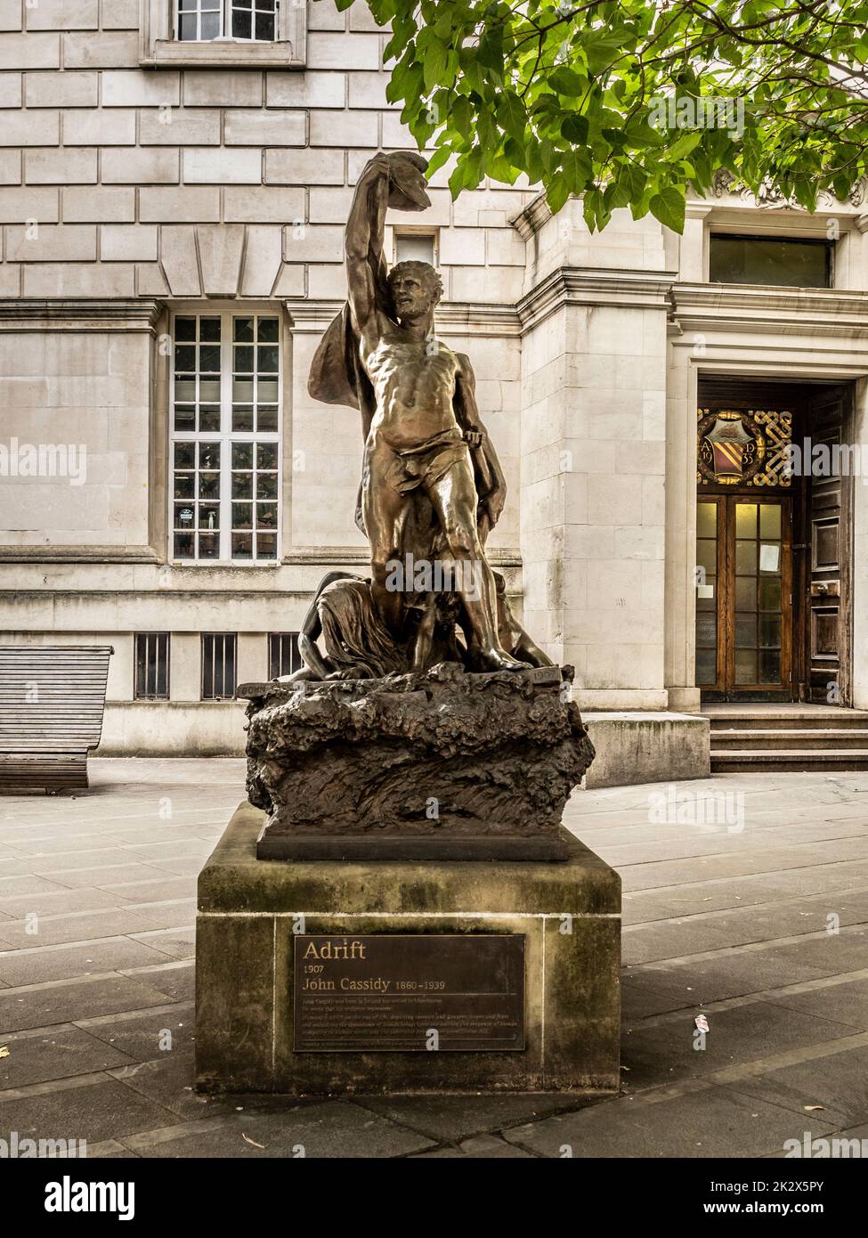 Adrift: Anfang des 20.. Jahrhunderts, Klasse II gelistete Bronzestatue von John Cassidy außerhalb der Zentralbibliothek. Manchester. VEREINIGTES KÖNIGREICH. Stockfoto