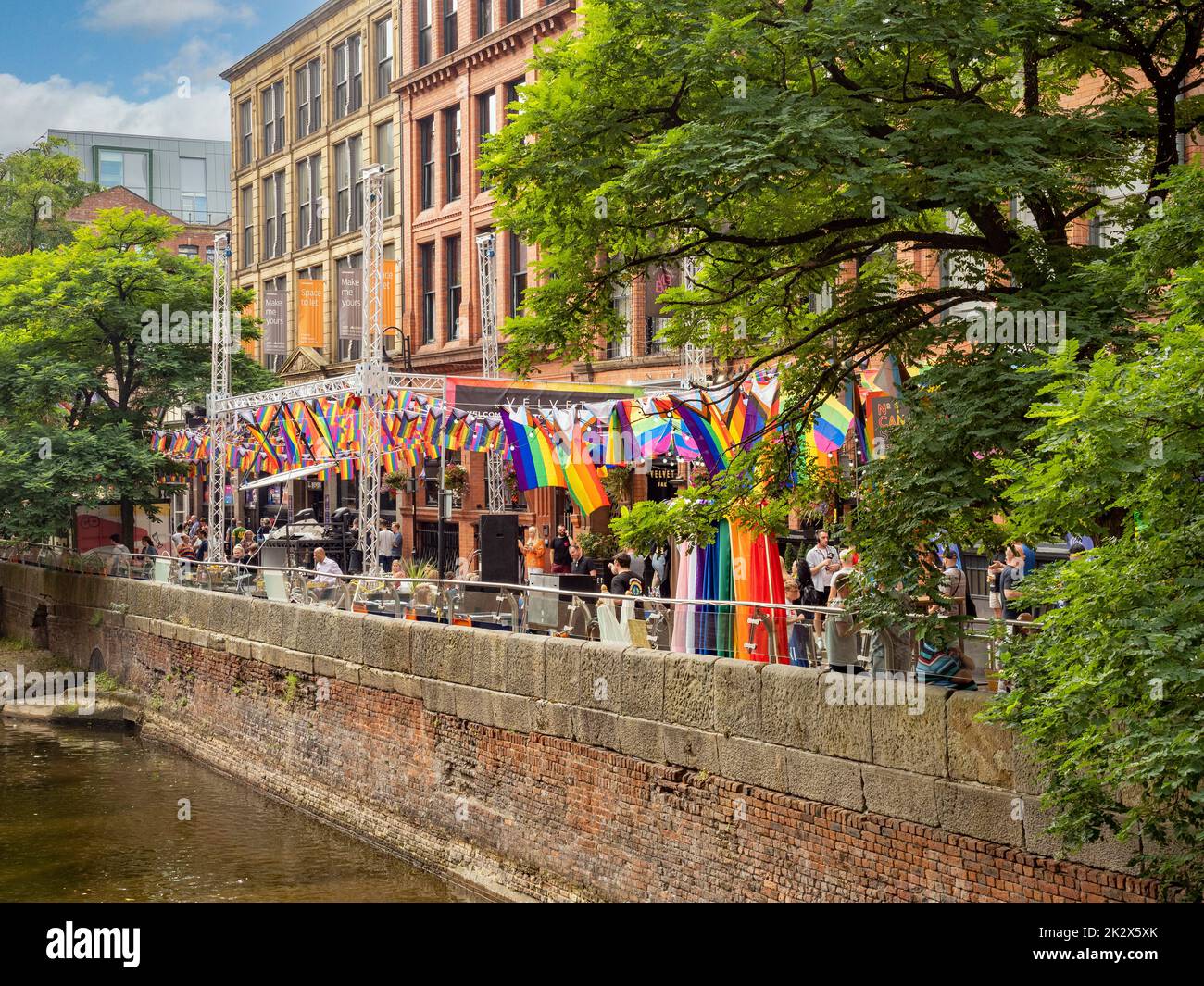 Essen im Freien in der Canal Street, dem Zentrum von Manchesters Schwulendorf, von der Menshull Street aus gesehen. VEREINIGTES KÖNIGREICH Stockfoto