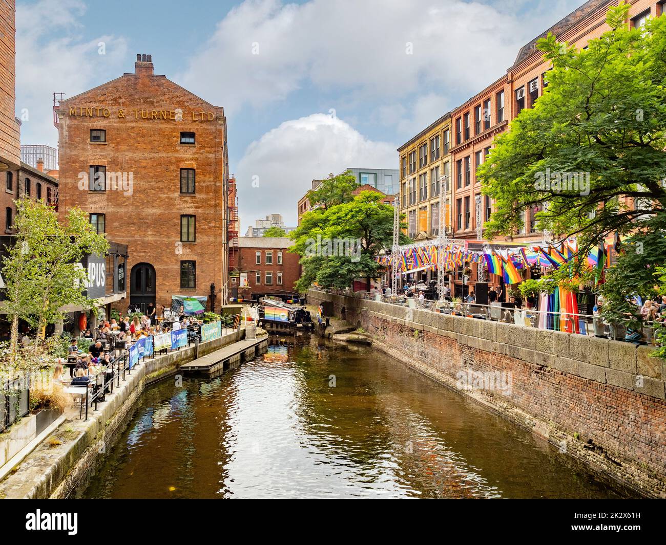 Der Rochdale-Kanal verläuft entlang der Canal Street im Schwulendorf von Manchester. VEREINIGTES KÖNIGREICH. Stockfoto