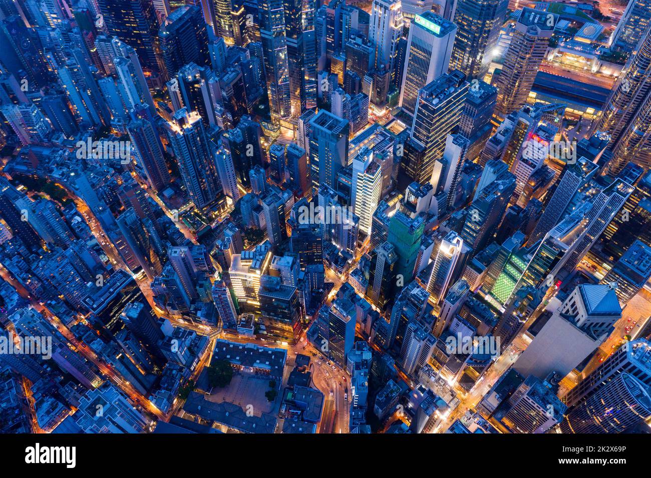 Central, Hong Kong 30 July 2020: Blick von oben auf Hong Kong Stadt bei Nacht Stockfoto