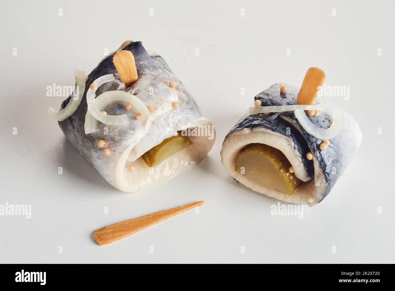 Rollmops werden auf einem weißen Tisch serviert Stockfoto