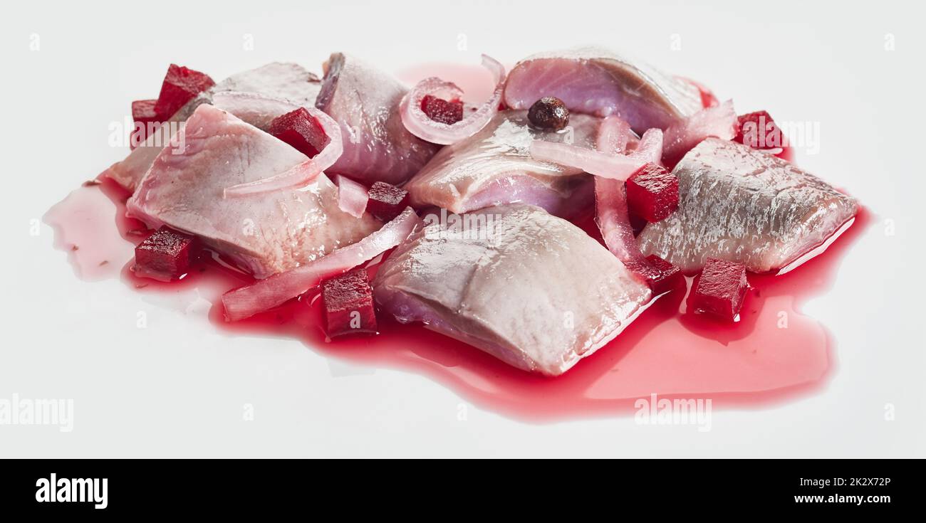 Salat mit Rote Bete und Heringsfisch auf dem Tisch Stockfoto