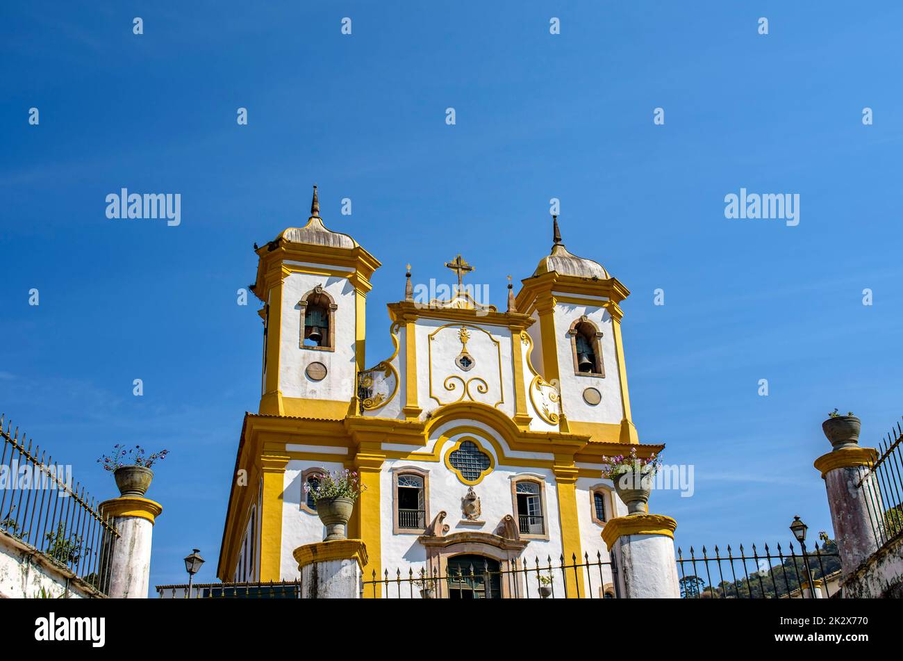 Blick auf die Fassade der historischen Kirche im Barockstil mit blauem Himmel in Ouro Preto Stockfoto