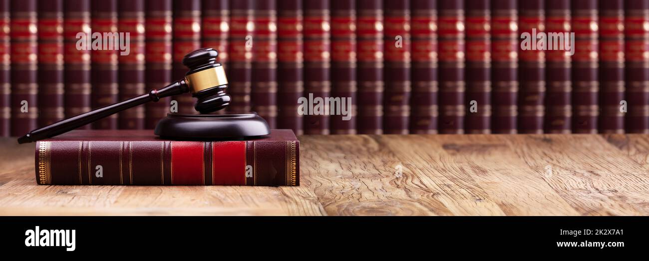 Richter Hammer und Resonanzboden auf Gesetz Buch Stockfoto