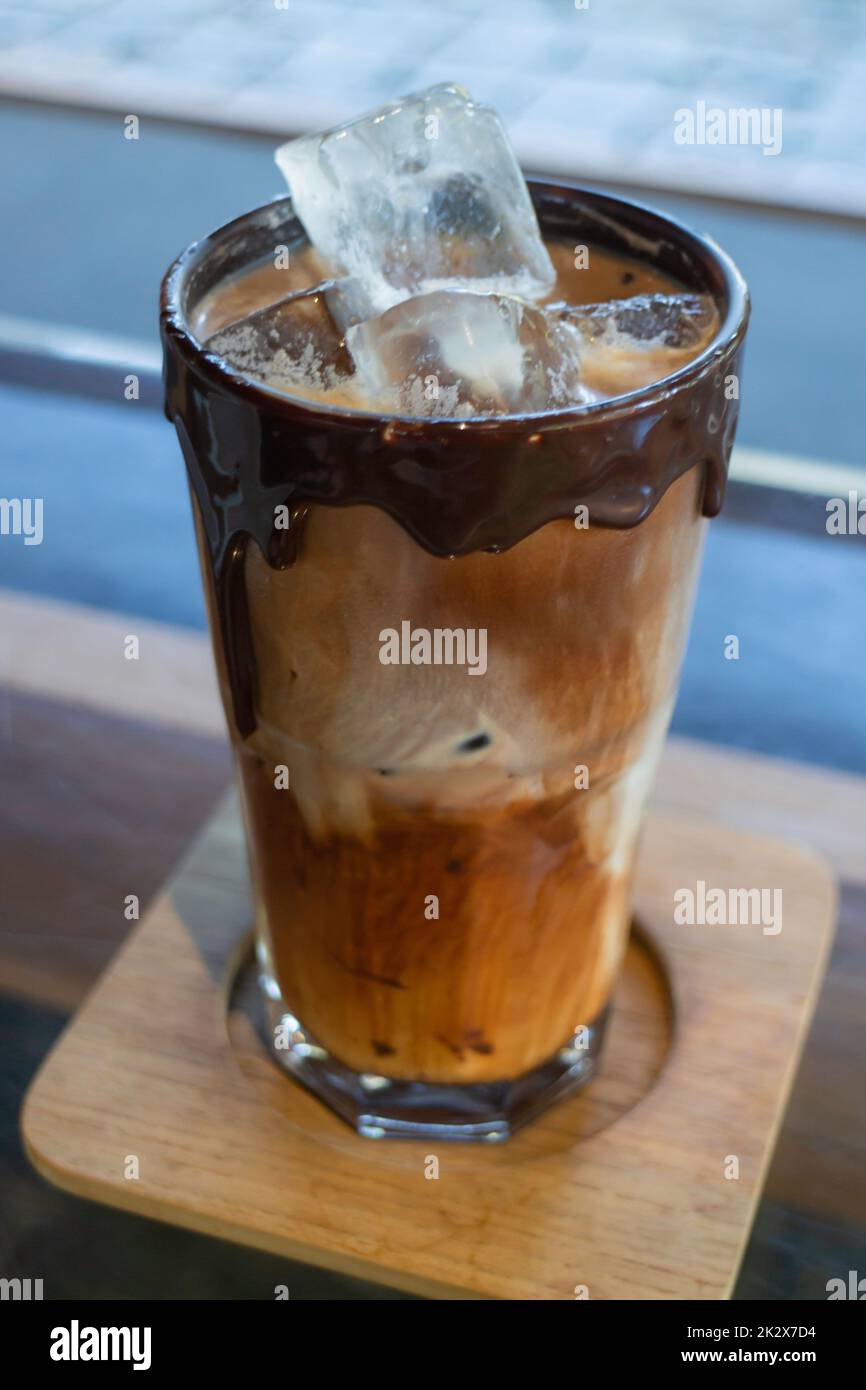Eiskaffee-Mocha mit Schmelzschokolade Stockfoto