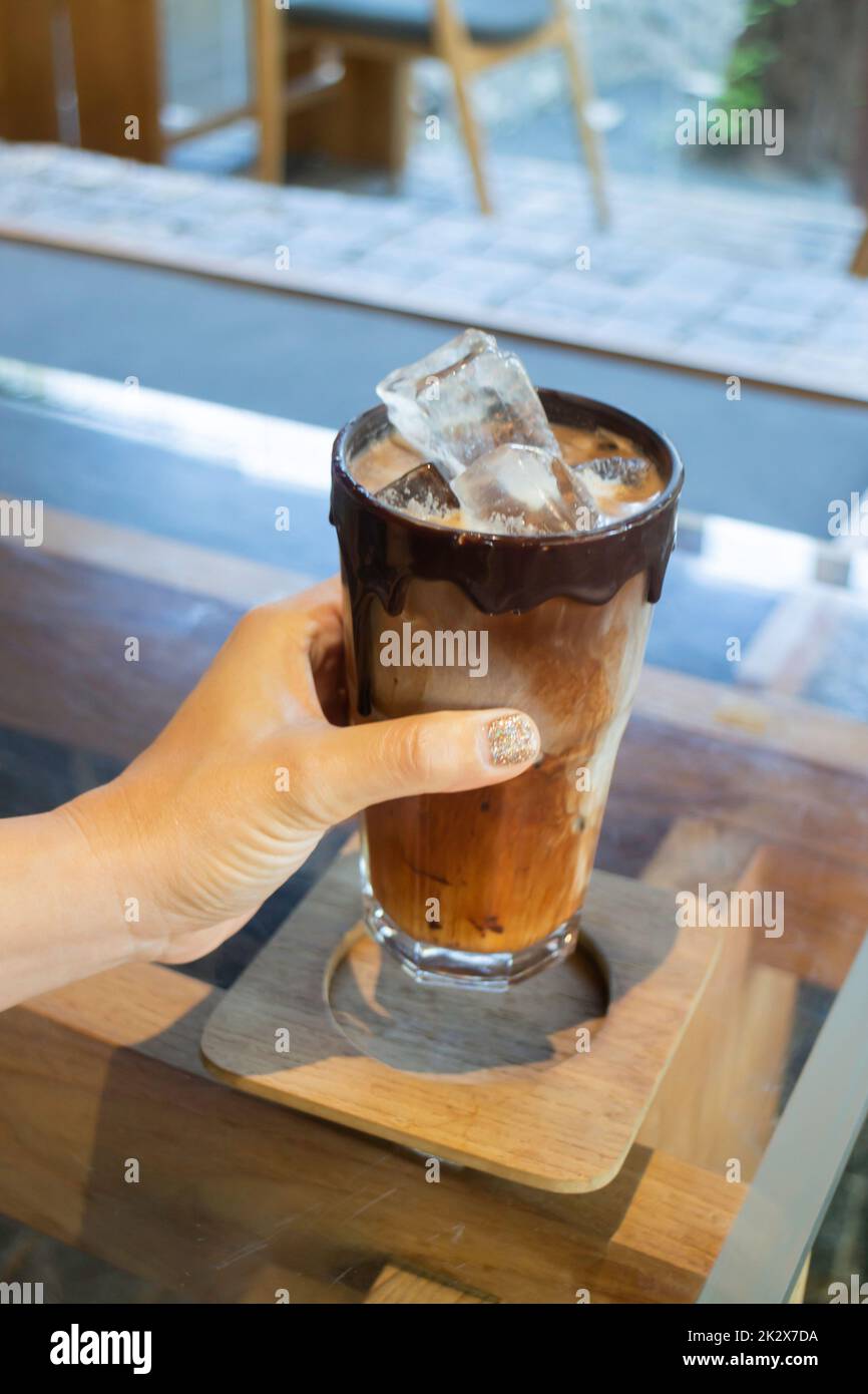 Eiskaffee-Mocha mit Schmelzschokolade Stockfoto