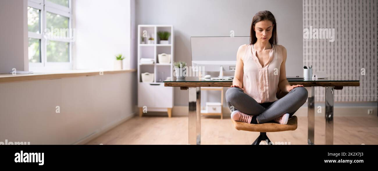 Geschäftsfrau Meditieren im Büro Stockfoto