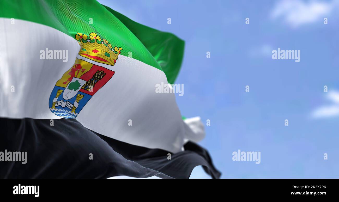 Die Extremadura-Flagge winkt an einem klaren Tag im Wind Stockfoto