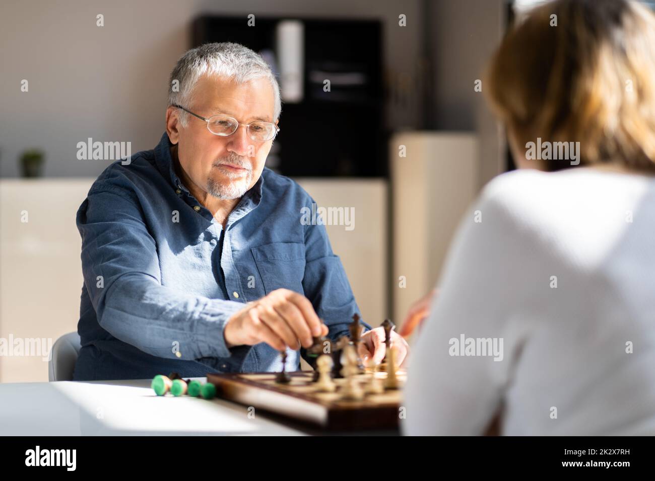 Ältere Senioren Spielen Schach Stockfoto