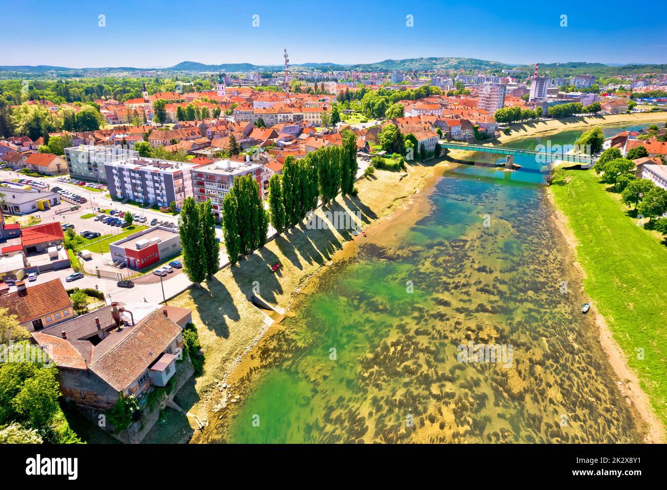 Stadt Karlovac und der grüne Kupa-Fluss aus der Vogelperspektive Stockfoto