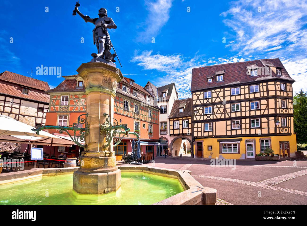 Farbenfrohe historische Stadt Colmar Platz und Blick auf den Brunnen Stockfoto