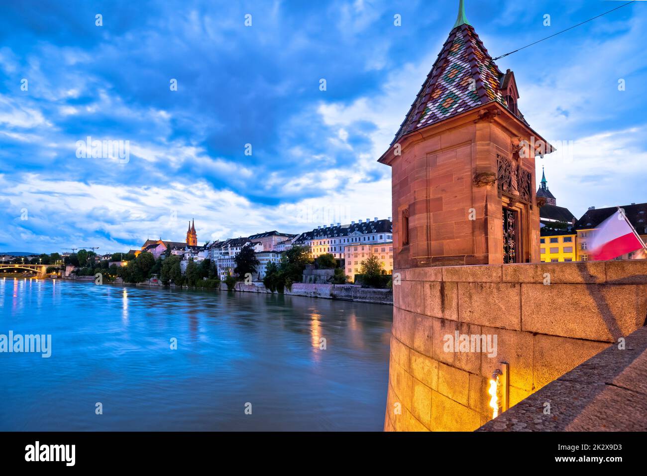 Die mittlere Brücke Basel und die historische Architektur am Abend Stockfoto