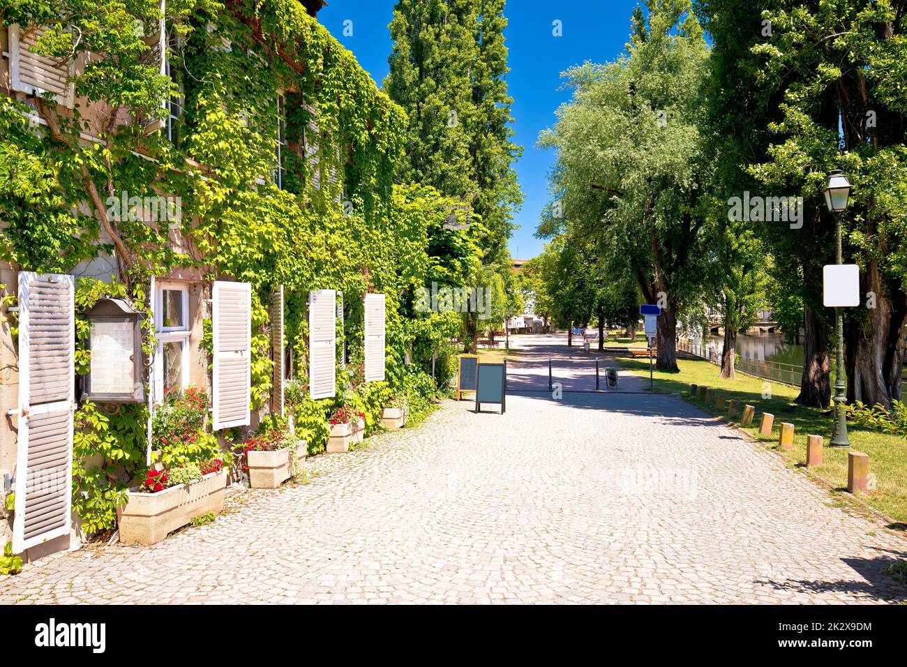 Die Stadt Straßburg hat einen gepflasterten Fußweg in historischen kleinen französischen Vierteln Stockfoto